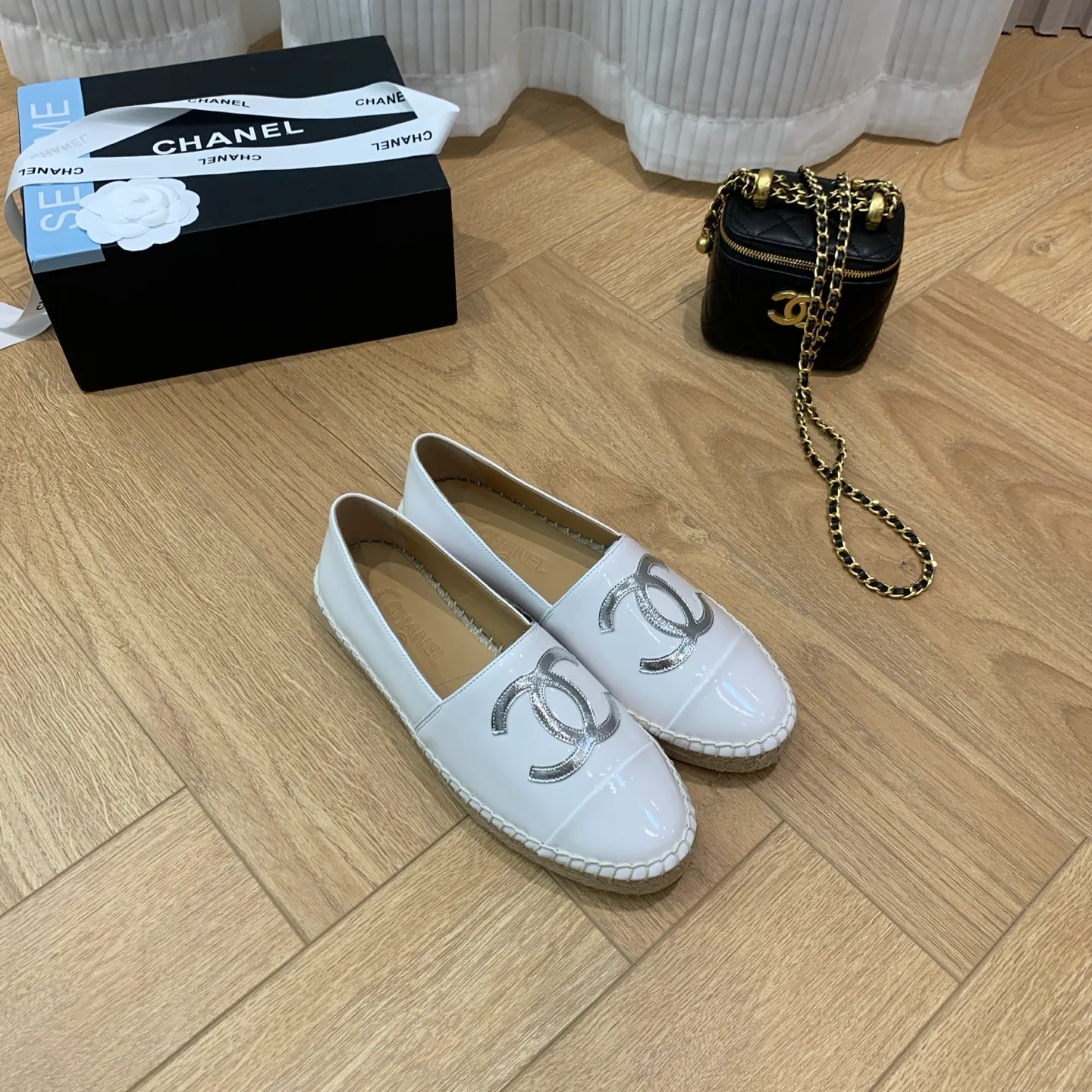 👟👟Ex-factory price 440👟👟 👑New colors are coming ✌️New version of Chanel fisherman shoes is coming❗️Delivered in a full set of top-notch packaging. The quality of my fisherman shoes has not been introduced much, everyone who has had them knows it! The original customized upper, and my outsole is the original translucent outsole, the opaque outsole is the wrong version, full set of authentic packaging ❗️ size: 35-40, running price